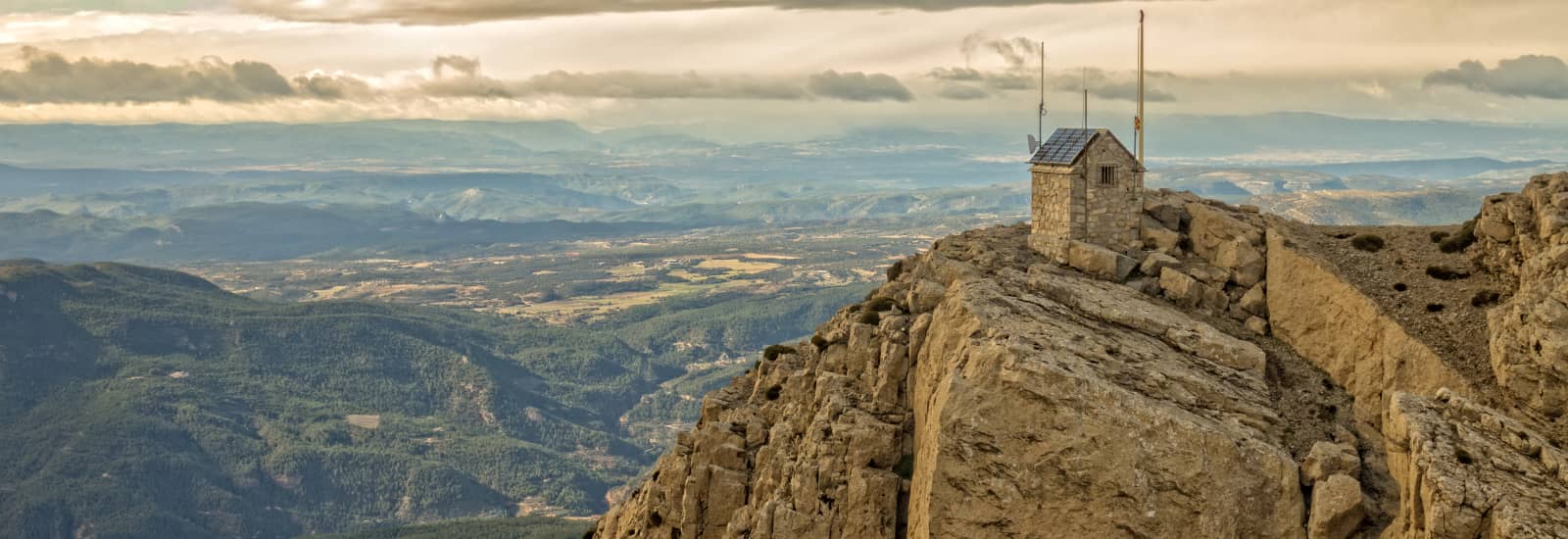 Foto panorámica hecha desde vista de dron de la montaña Penyagolosa